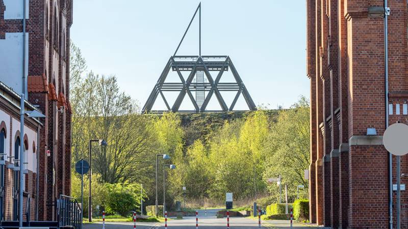 Industriekultur Ruhrgebiet: Die Halde Brockenscheidt mit Spurwerkturm an der Zeche Waltrop